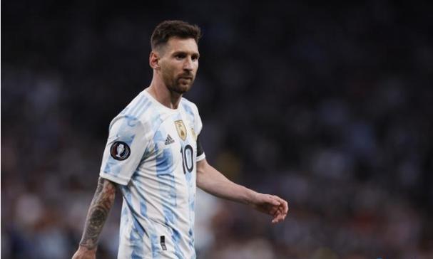 解放双手的时尚神器：斜挎手机包让出行更轻松